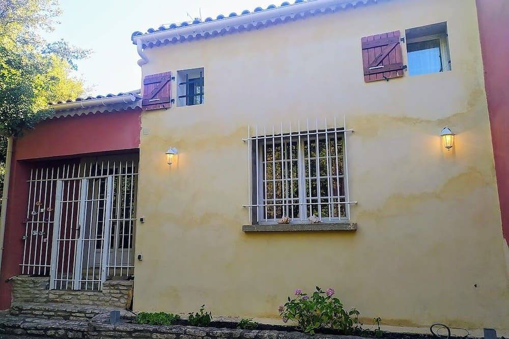Gîte de charme avec piscine dans cadre préservé et arboré in Dions, Région de Nîmes