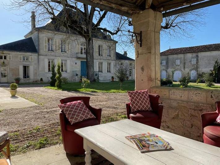 Location de vacances pour 2 personnes, avec Terrasse et Jardin ainsi que Piscine et Vue dans Saint-Julien-de-l'Escap