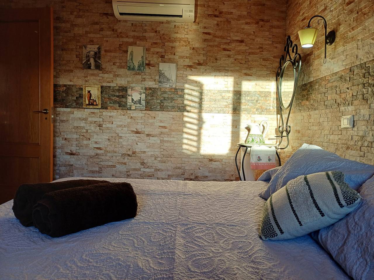 Maison de vacances « Rosi Cave House » avec vue sur la montagne, Wi-Fi et climatisation in Artenara, Grande Canarie du Nord
