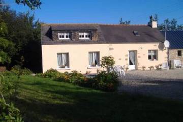 Gîte pour 4 personnes, avec jacuzzi et jardin à Plounévez-Lochrist