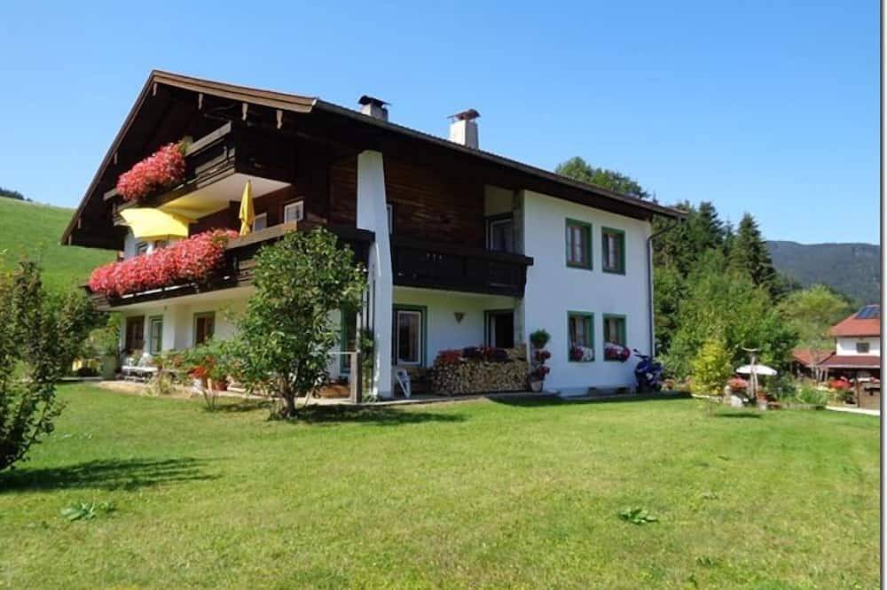 Apartamento entero, Apartamento \"Am Hang\" para 3 personas, 1 dormitorio y 1 salón / dormitorio, balcón, 45 m² in Inzell, Alpes Bávaros