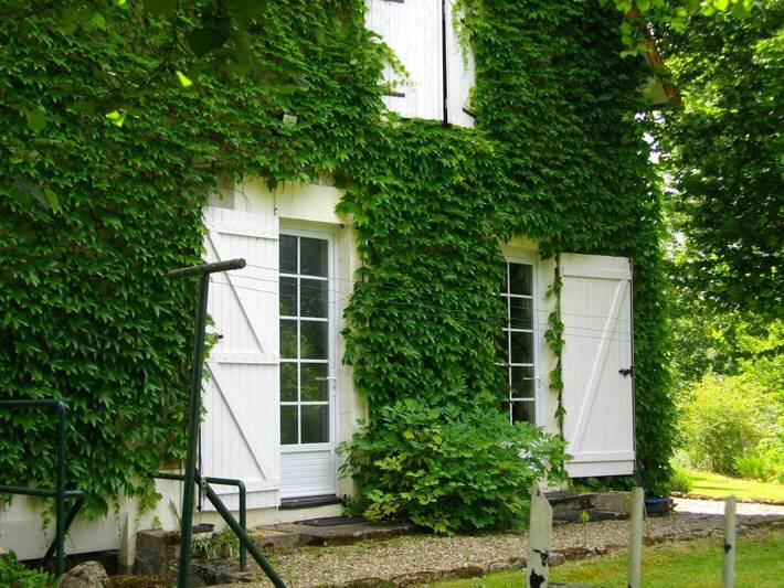Gîte pour 3 personnes, avec jardin à Bayet