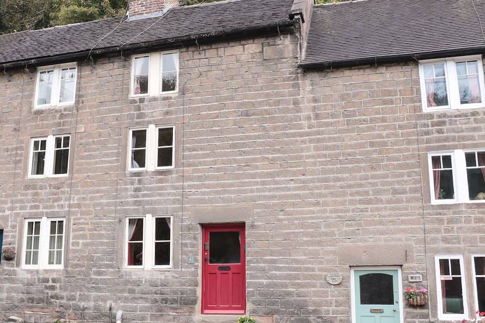 Holly Cottage, pet friendly, with open fire in Cromford in Cromford, Derbyshire