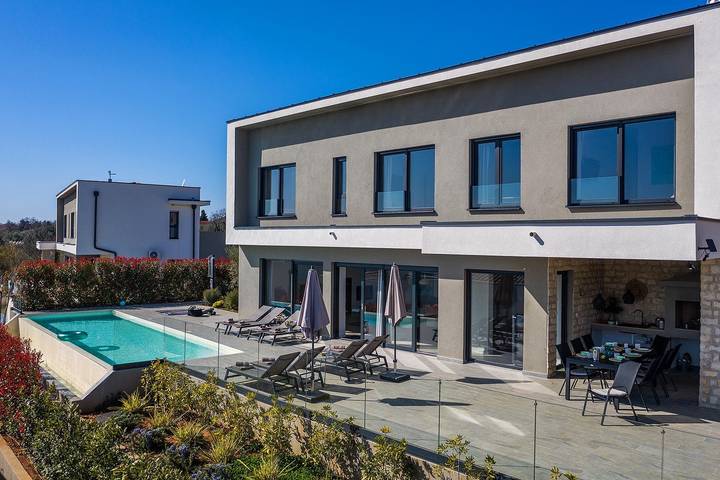 Ferienhaus für 8 Personen, mit Pool und Garten