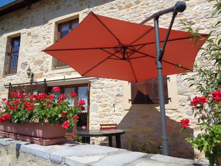 Gîte pour 4 personnes, avec terrasse et vue à Larroque-Toirac