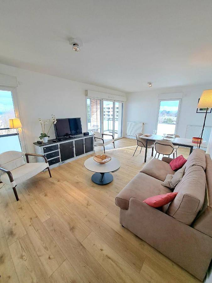 Appartement entier, Côté Parc, appart design avec terrasse in Sainte-Foy-lès-Lyon, Lyon et ses environs