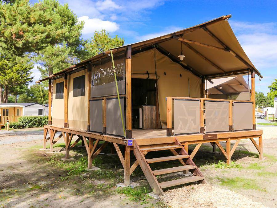Flower Camping Le Vieux Moulin - Tente en toile et en bois 5 personnes - Confort 34m² (2 chambres) - avec sanitaires in Erquy, Côte d’Émeraude