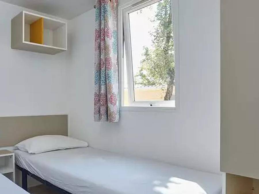 Camping Vieux Moulin - Mobilhome 6 personnes - Comfort | 3 Ch. | 6 Pers. | Terrasse surélevée | Clim. in Vensac, Région de Lesparre-Médoc