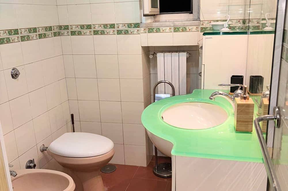 Spacious 3-bedroom building in enchanting Salerno with Ac in Salerno, Tyrrhenische Küste Kampanien