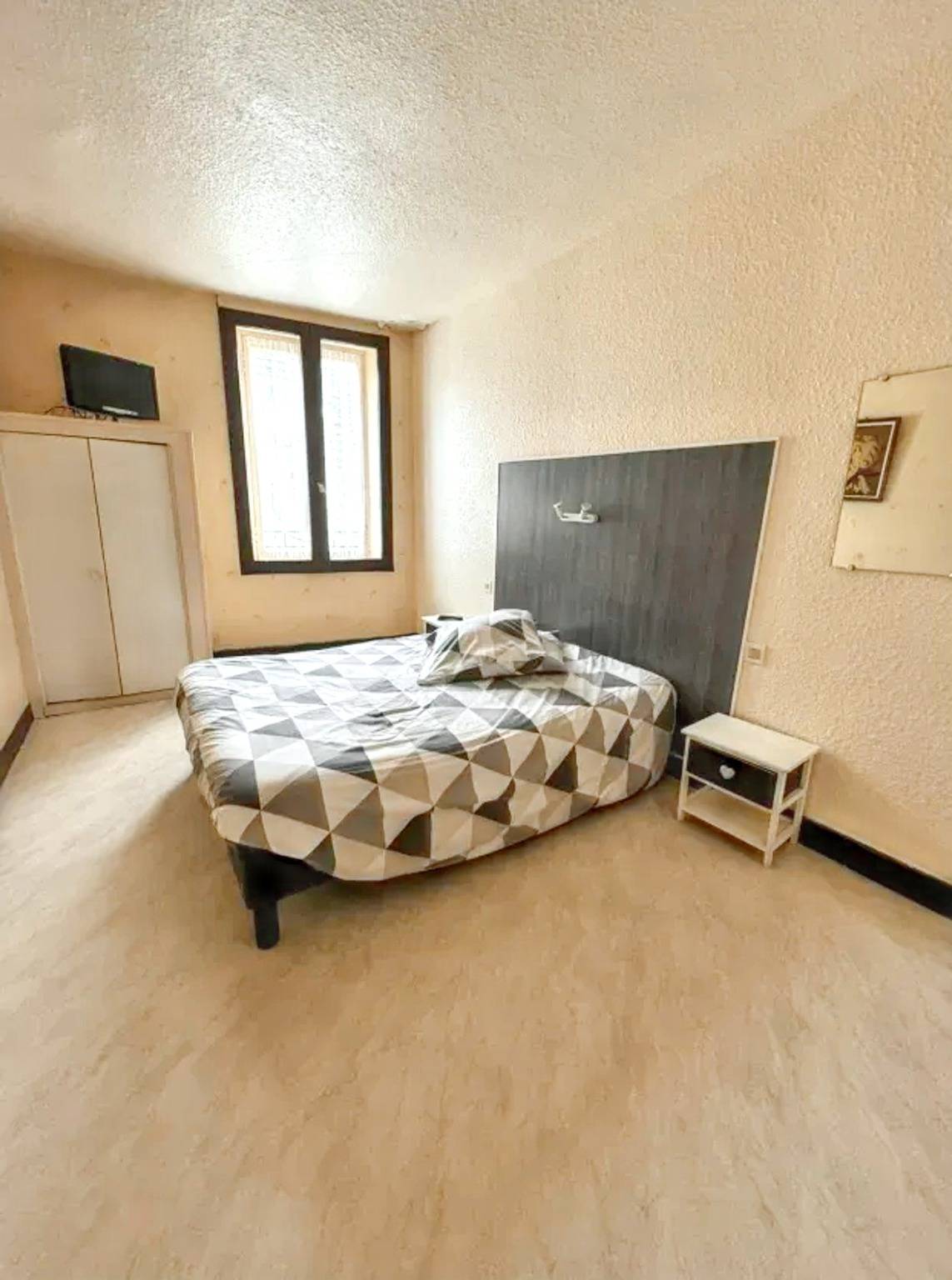Entire apartment, Welcoming apartment in Néris-les-Bains - 35 m², nice terrace in Néris-les-Bains, Montluçon region