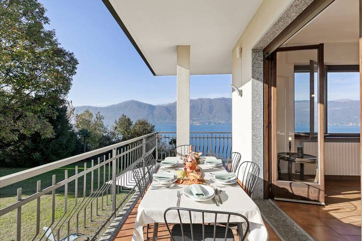 Villa per 10 persone, con balcone e piscina nonché vista lago, adatto a famiglie con bambini sul Lago Maggiore