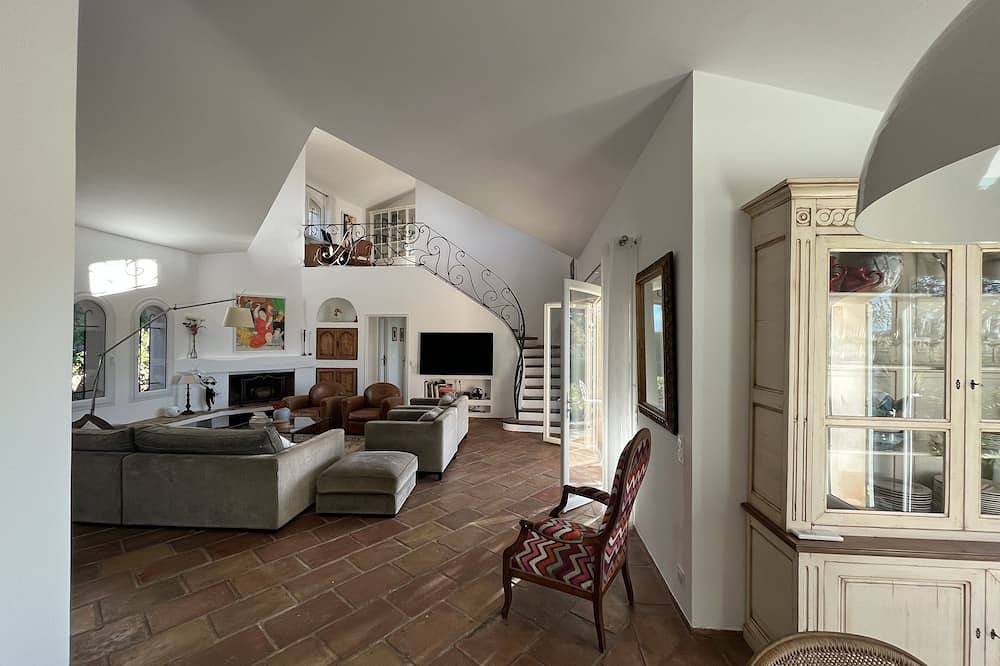 Villa provençale, piscine, vue mer calme absolu, vieux village de Biot in Biot, Côte méditerranéenne (France)