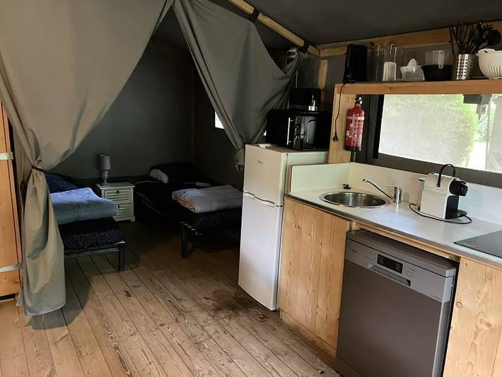 Tente pour 4 personnes, avec balcon/terrasse ainsi que terrasse et vue sur le lac en Ardèche - 2