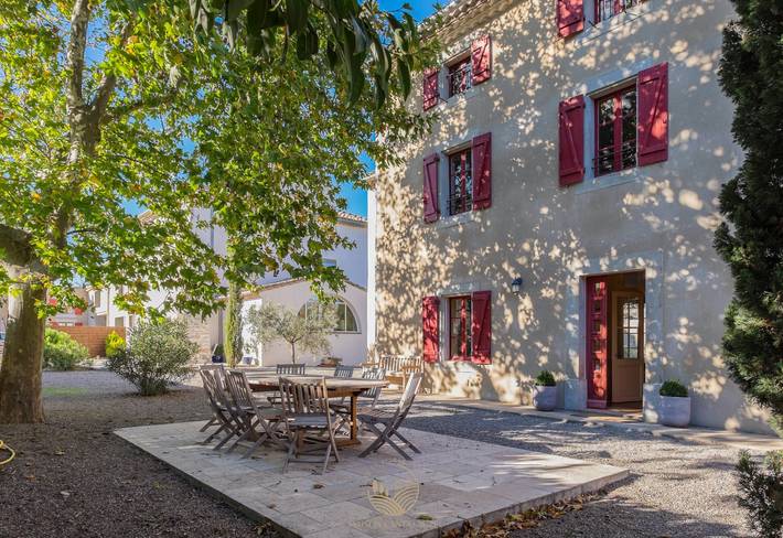 Gîte pour 10 personnes, avec jardin ainsi que piscine et terrasse