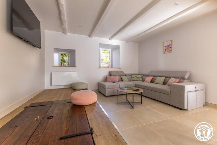 Gîte pour 12 personnes, avec vue et jardin, animaux acceptés à Rochefort-Montagne - 3