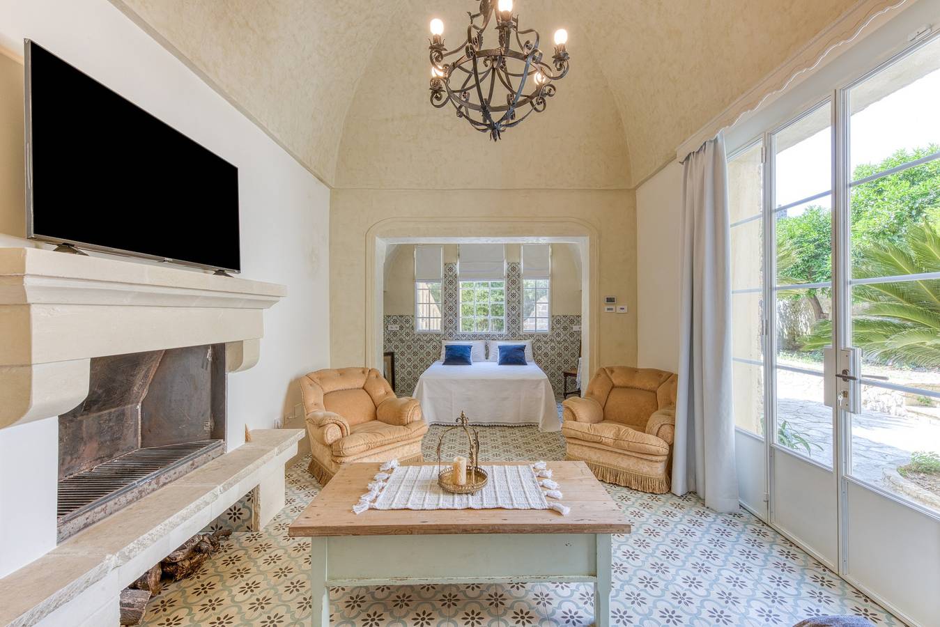 Suite Basium in Palazzo Liberty del 1918 con Giardino, Vasca Esterna e Wi-Fi in Corsano, Provincia di Lecce