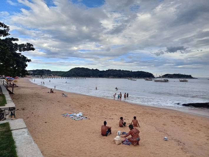 Casas e apartamentos de temporada para 30 pessoas, com jardim e balcão em Rio das Ostras