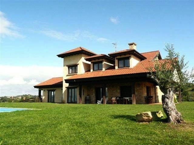 Seven-Bedroom House in Siero, Costa Verde