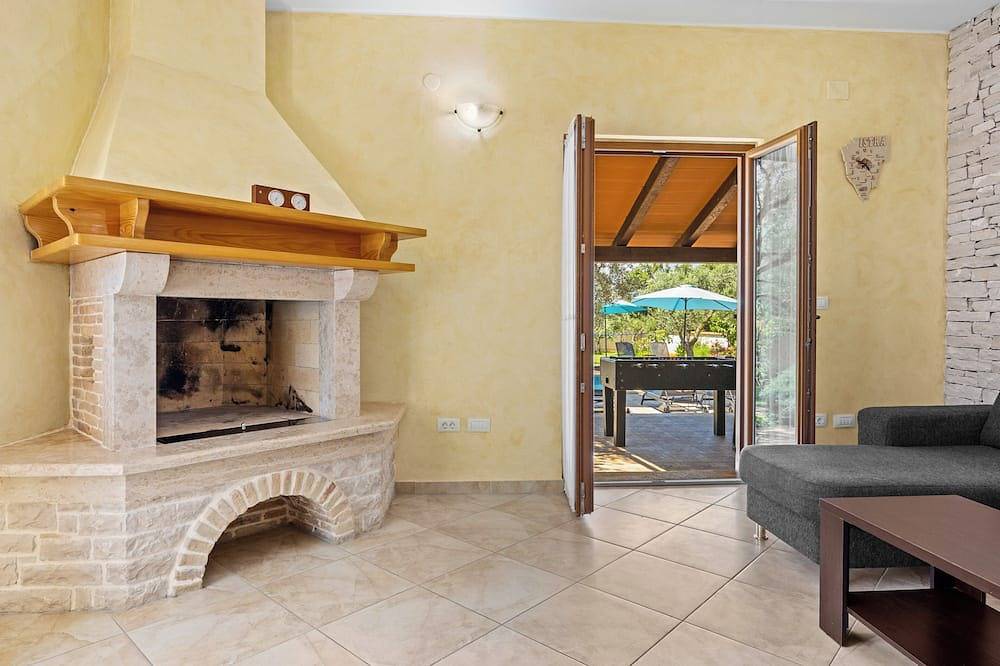 Villa Lavinia with Private Pool near the Sea  for 8-10 Persons in Kavran, Südküste Istrien