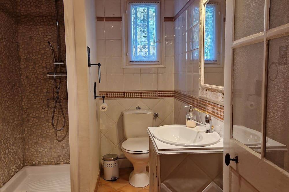 Entire apartment, 30 min from Mont Ventoux, comfortable apartment in old Provencal farmhouse. in Monteux, Vaucluse