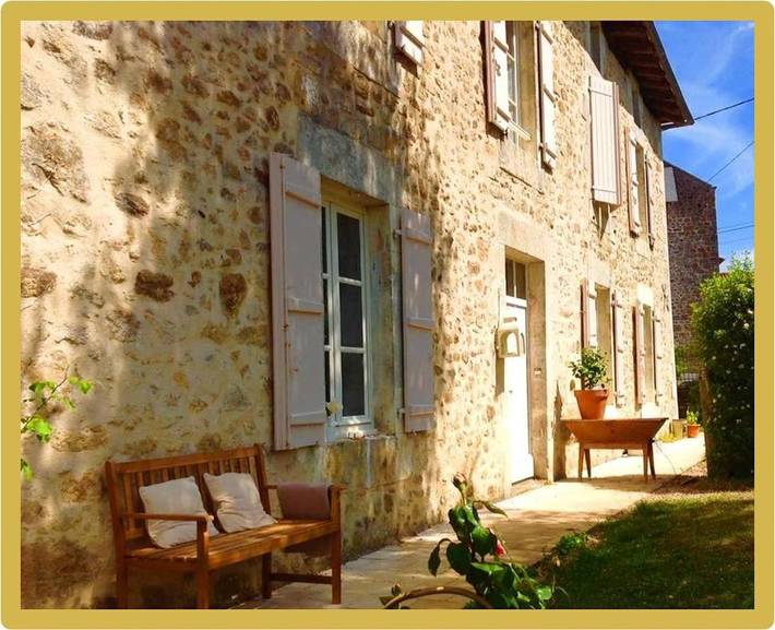 Location de vacances pour 6 personnes, avec Terrasse et Jardin ainsi que Piscine et Vue à Mazières (homonymie)