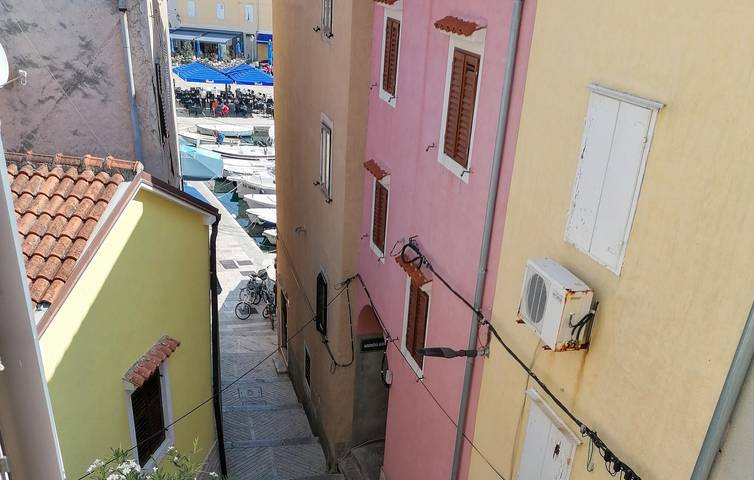 Ganze Ferienwohnung, Gemütliche Ferienwohnung 100 m von der Küste in Cres entfernt, mit kostenlosem WLAN und Klimaanlage in Cres Stadt, Cres