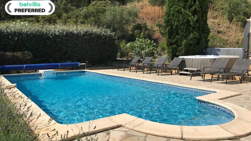 Villa pour 6 personnes, avec jacuzzi et piscine ainsi que jardin et terrasse