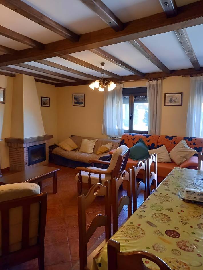 Maison de campagne 'Casa Rural La Cerra' avec vue sur la montagne, jardin partagé et Wi-Fi in Navalguijo, Navalonguilla