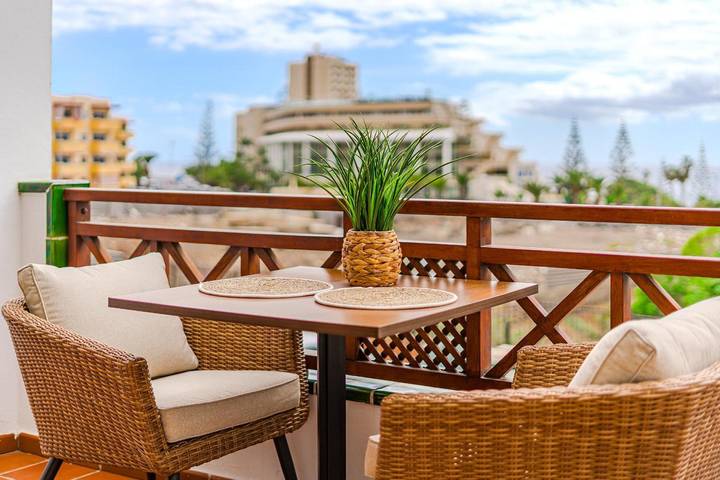 Ganze Wohnung, Ferienwohnung 'Ocean Walk Modern Holiday Apartment' mit Meerblick, Balkon und WLAN in Los Cristianos, Arona