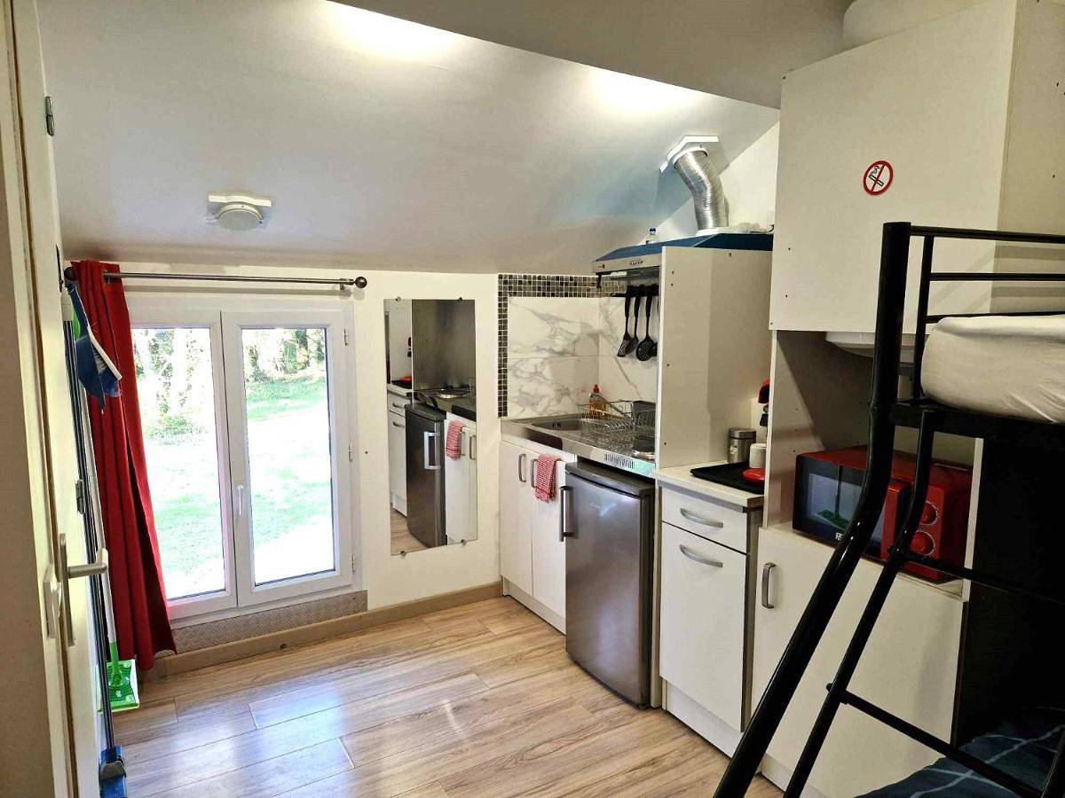 Appartement entier, 10 - Joli studio avec deux lits, un lit double et un lit simple, logement tout équipé pour 1, 2 ou 3 personnes maximum, vue sur parc arboré, parking privatif gratuit, grand fourgon possible, tout le linge de maison est fourni in Razac-sur-l'Isle, Périgord Blanc