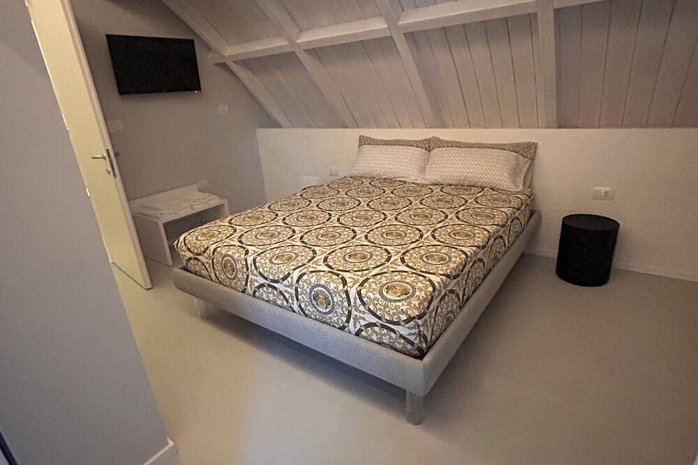 Entire apartment, Luxury Panoramic Suite Pentahouse With Jacuzzi & Terrace - Terni Center in Terni, Terni Province