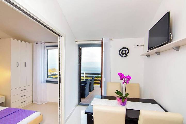 Appartement entier, Appartement Avec Terrasse Et Belle Vue Sur La Mer, à 300 m De La Plage + in Raša, Côte Est de l'Istrie