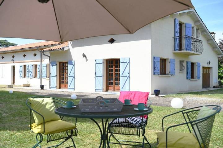 Location de vacances pour 13 personnes, avec Terrasse ainsi que Jardin et Vue à Carbonne