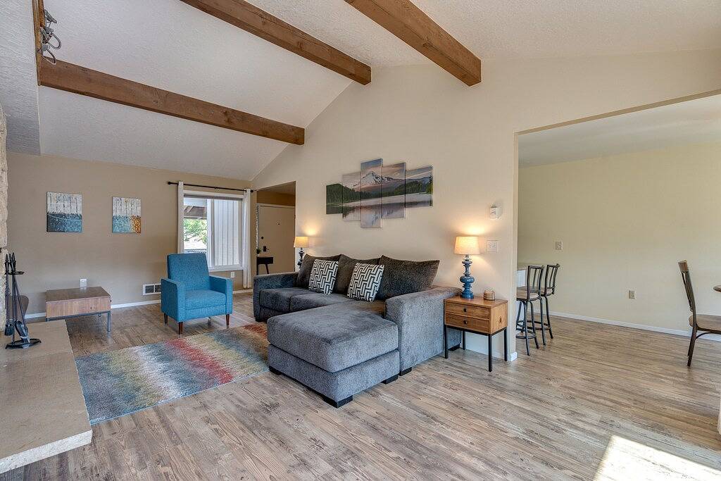 Ganze Wohnung, Vintage Golf Course View Condo near Mt. Hood/Skiing - Wood Fireplace in Welches, Mount Hood