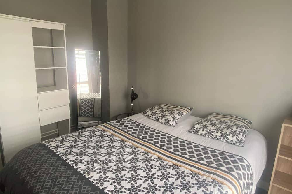 Room with balcony near Vichy in Saint-Rémy-en-Rollat, Vichy region