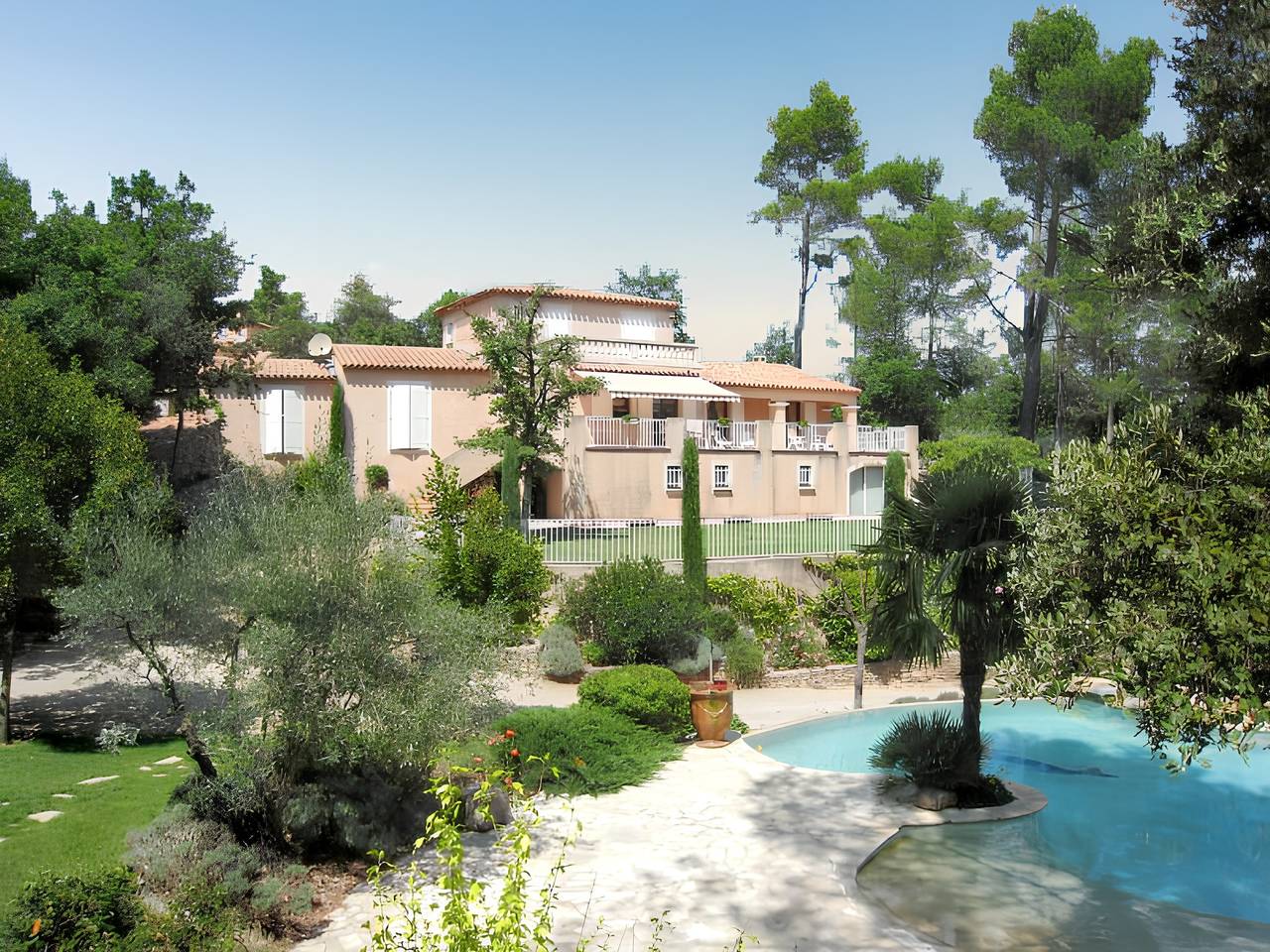 Ruime villa met zwembad in Saint Maximin in Saint-Maximin-la-Sainte-Baume, Brignoles region