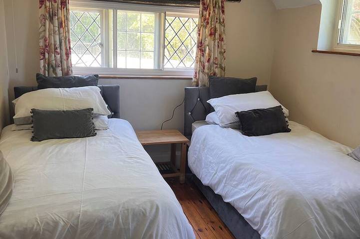 Just a short walk from the Historic Warwick  Castle with Pool and Hot Tub in Warwick, Warwickshire
