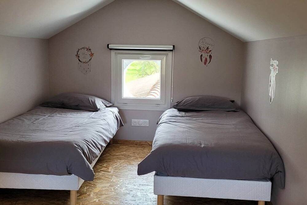 Former small railway station, rated 3*, sleeps 8, on the edge of a greenway in Ban-sur-Meurthe-Clefcy, Parque natural regional de los Ballons des Vosges
