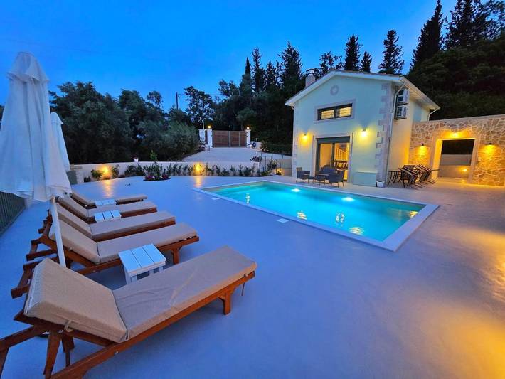 Διαμερίσματα διακοπών για 5 άτομα, με Ταράτσα και Κήπο καθώς και Πισίνα και Θέα στους Καρυώτες