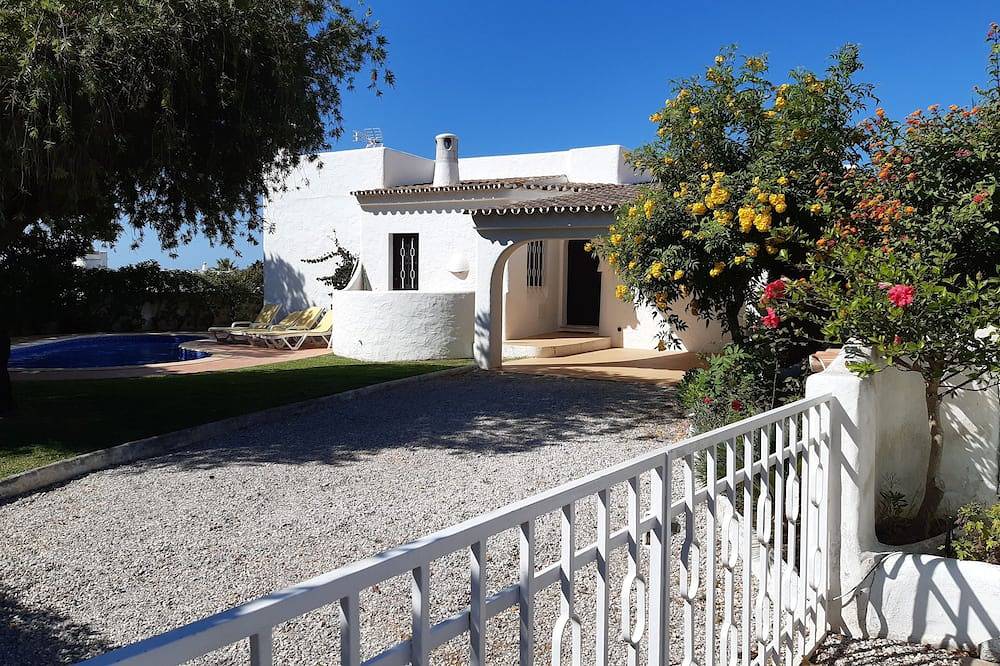 House in a quiet area overlooking the sea, private pool and beautiful Garden in Albufeira, Faro District