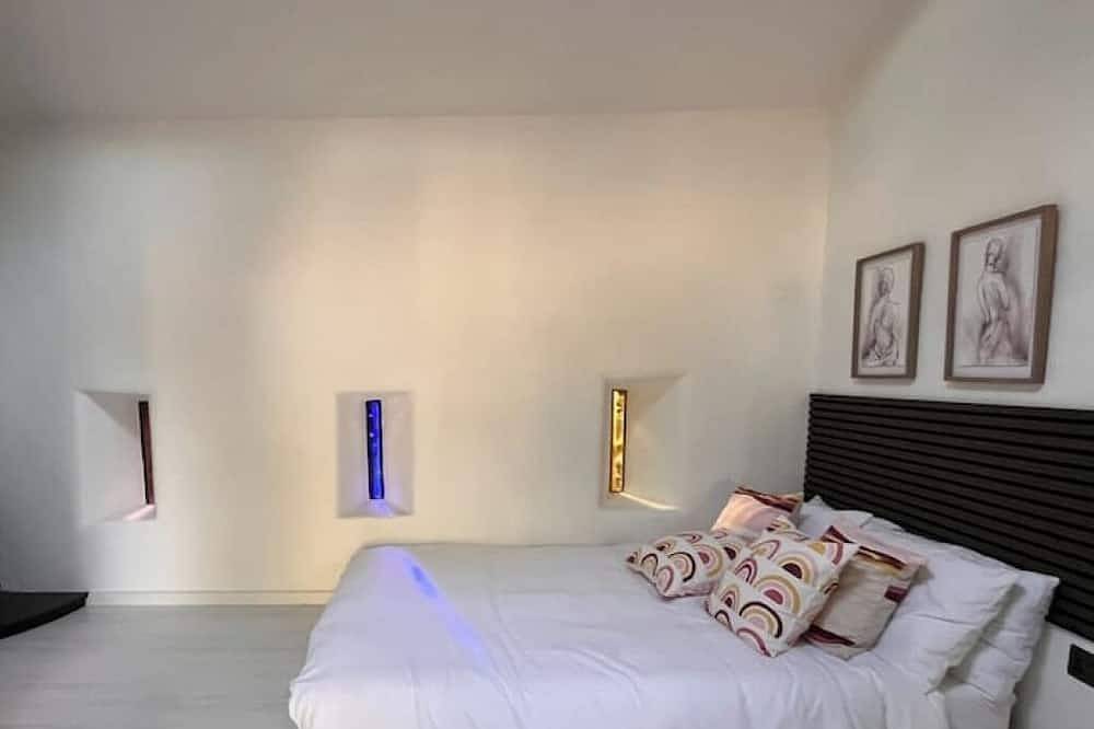 The Little Gem Stone Cottage Romantic Lakeside Retreat: Hot Tub, Sauna & Kayaks in County Cavan