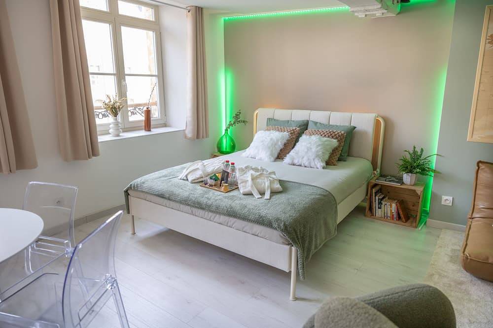 Ganze Wohnung, Apartment-Romantik-Whirlpool-Stadtblick in Sedan, Ardennen