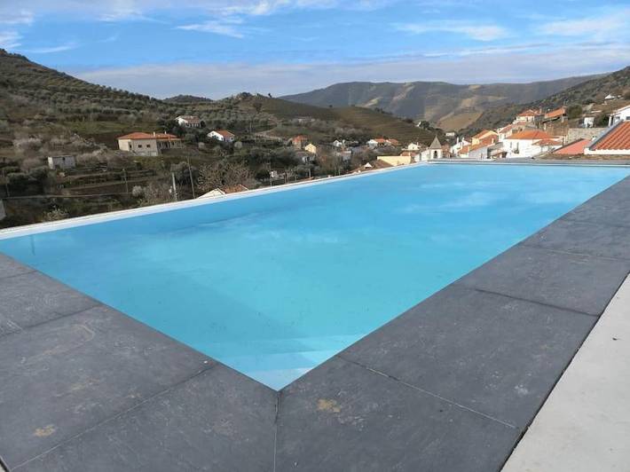 Gîte pour 4 personnes, avec Balcon et Terrasse ainsi que Jardin et Piscine dans Pinhal do Douro