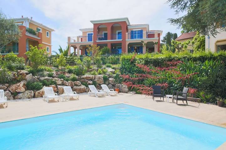 Appartement de vacances pour 5 personnes, avec terrasse ainsi que jardin et piscine