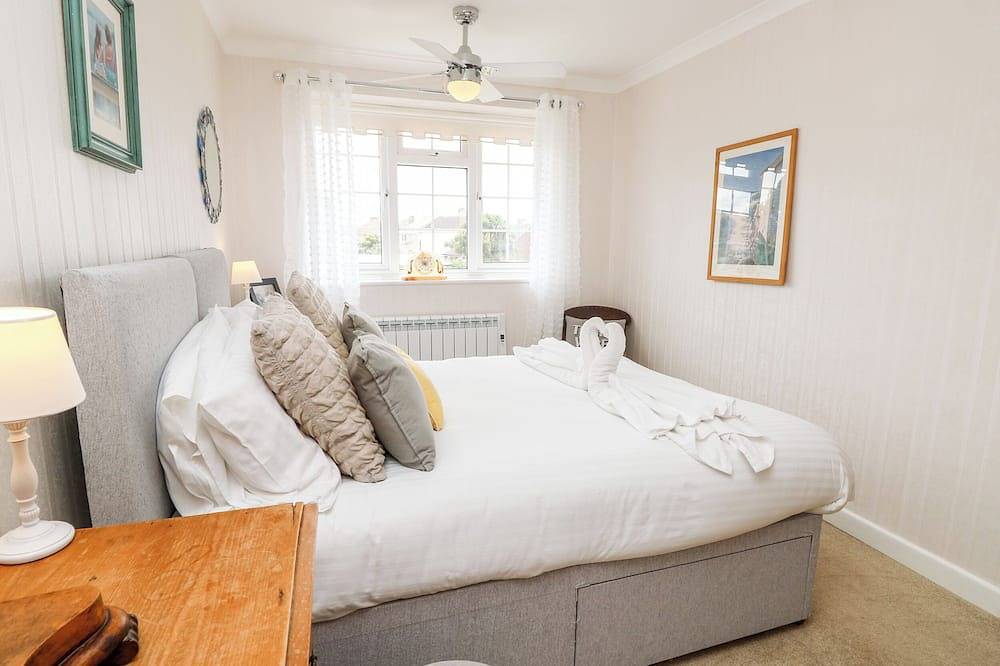 1 Westwood Close, pet friendly, country holiday cottage in Cowes in Cowes, Isle of Wight