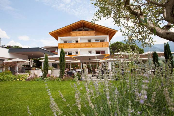 Hotel für 4 Personen, mit Garten und Pool sowie Sauna und Ausblick, mit Haustier im Dorf Tirol