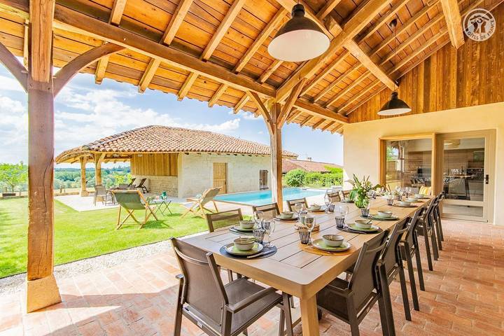 Gîte pour 14 personnes, avec Terrasse ainsi que Jardin et Piscine