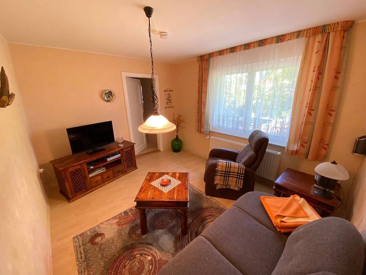 Ganze Wohnung, Gemütliche Ferienwohnung unter Reetdach im Herzen von Wieck in Wieck am Darß, Fischland - Darß - Zingst