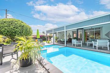 Location de vacances pour 8 personnes, avec terrasse et piscine à Baie-Mahault