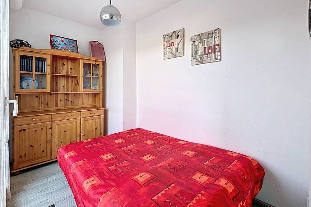 Entire apartment, Central Studio with Balcony, Near Beach & Shops, Sleeps 4 in Merville-Franceville-Plage, Caen region